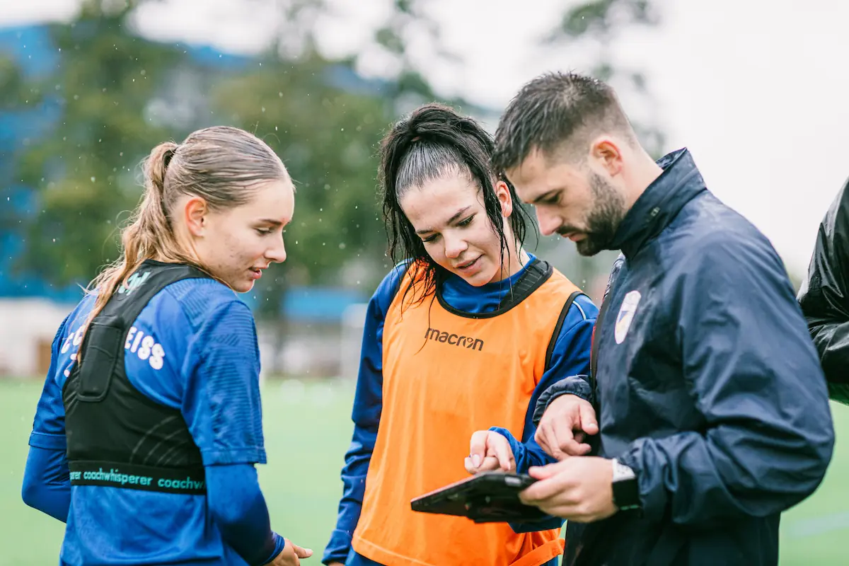 FC Carl Zeiss Jena players and coach using the Coachwhisperer system