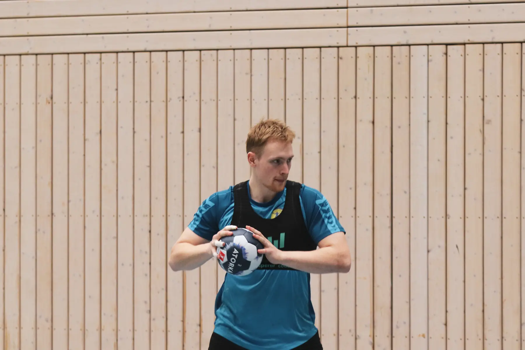 Handball player holding a ball while training with the Coachwhisperer Soundstar